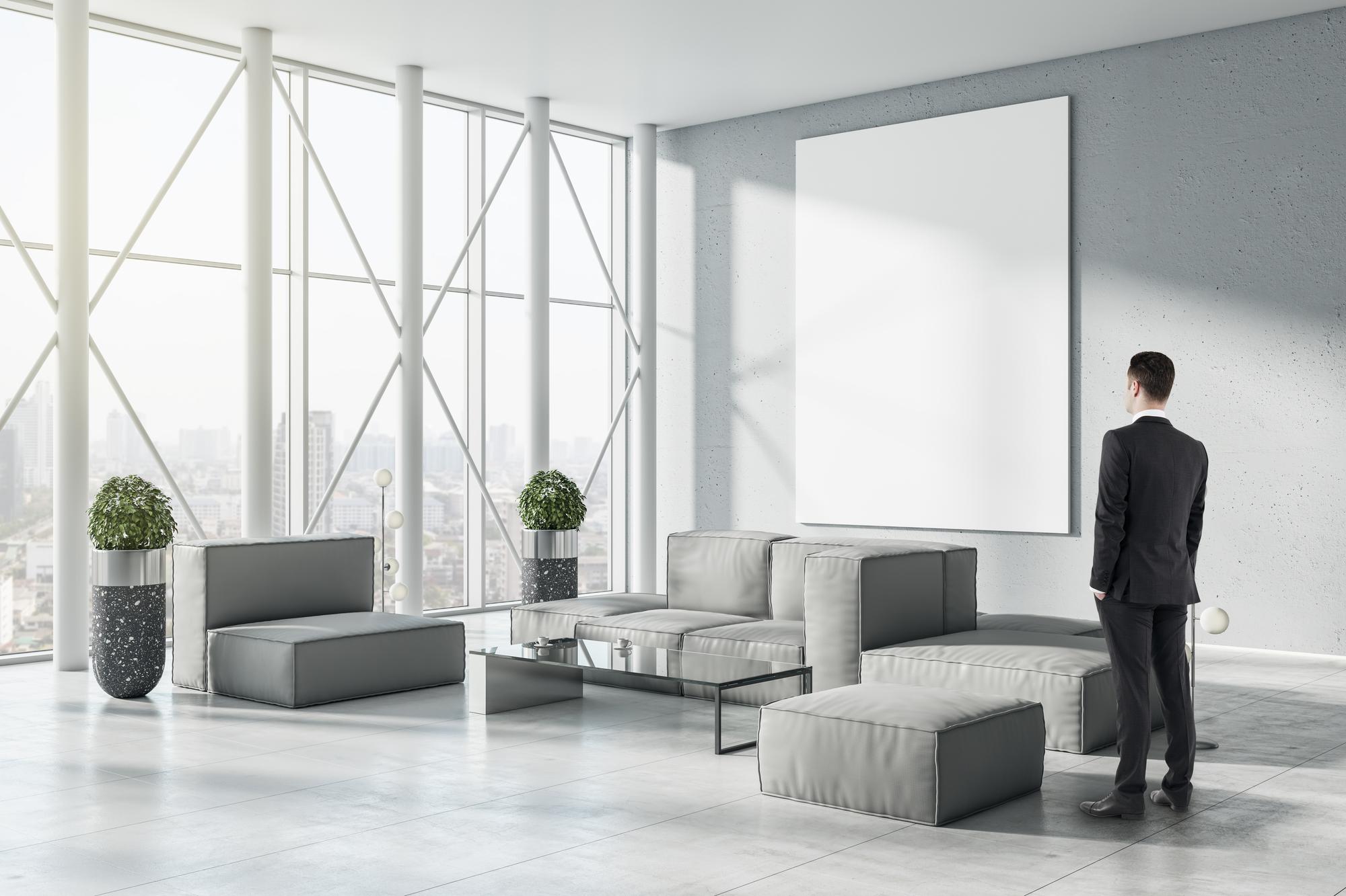 Agent imobiliar prezentând un apartament