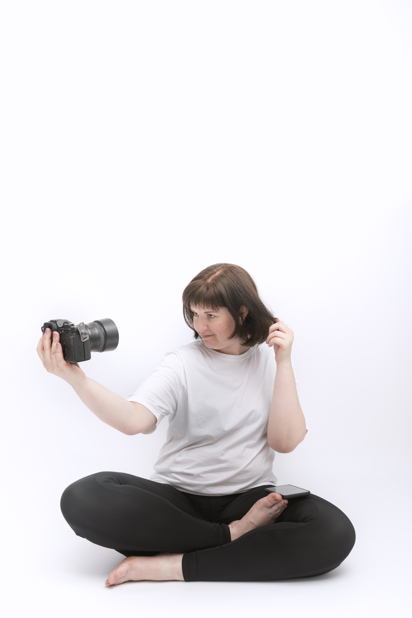 Fotograf imobiliar ajustând iluminarea